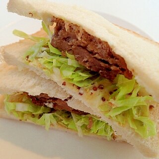 白菜とハンバーグのサンドイッチ